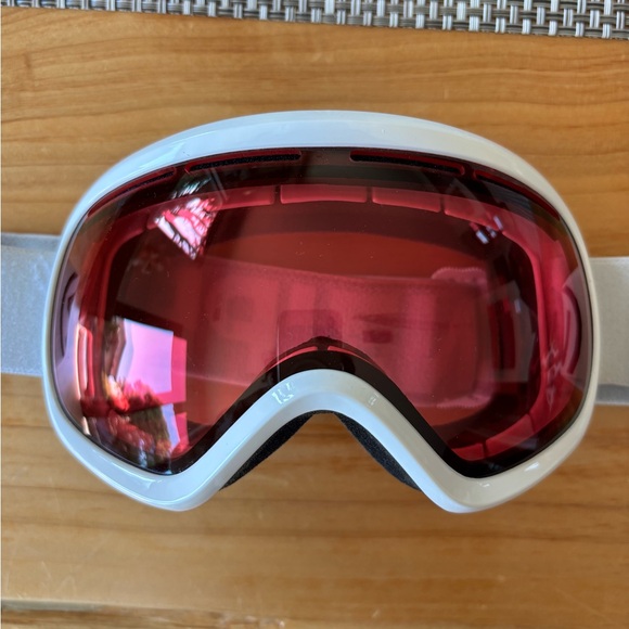 Von Zipper Snowboard Goggles in Rose Lens for Small Faces. - Picture 2 of 3